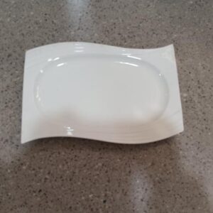 Plato de Cerámica Blanco Rectangular con Bordes Ondulados