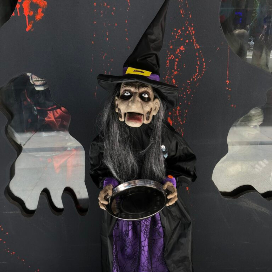 Bruja con Bandeja – Decoración de Halloween Estilo Clásico y Terrorífico