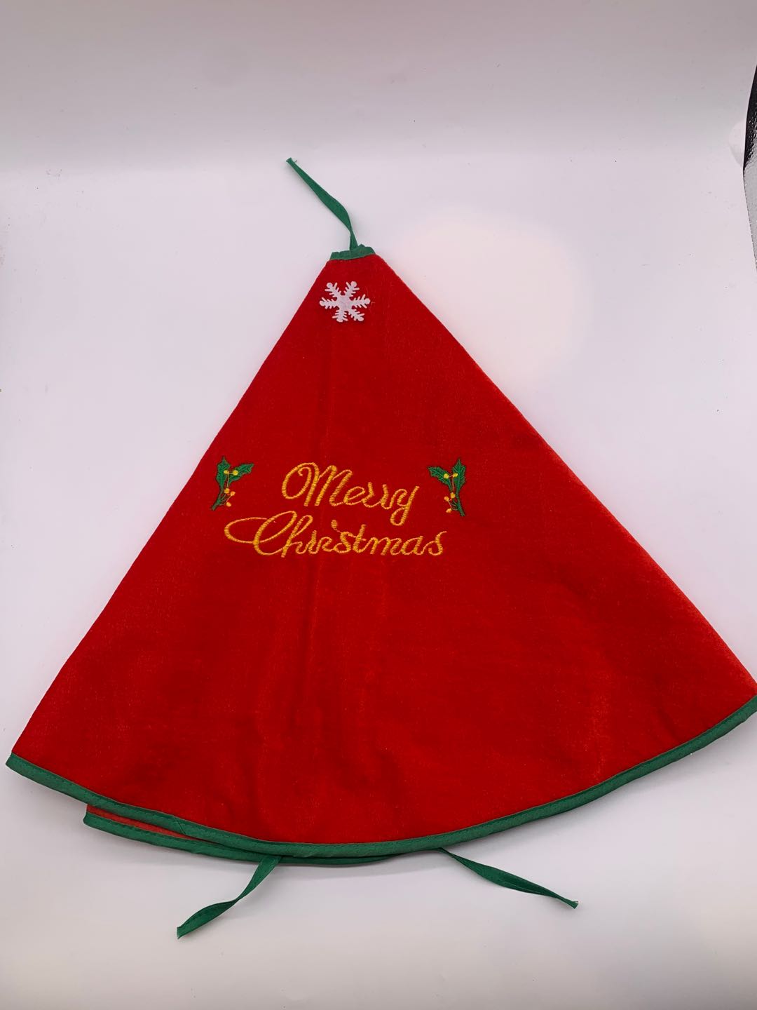 Alfombra Falda de Árbol Navideño Terciopelo bordado con texto en árabe 90 cm