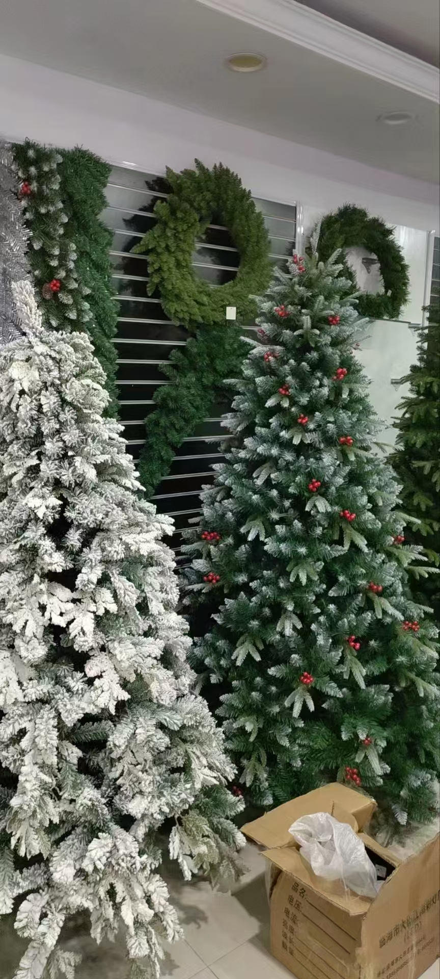 Árbol de Navidad Verde 180 cm, 850 Ramas, Base de Hierro, con Ramas Realistas y Detalles en Pintura, Incluye Decoración de Bayas Rojas