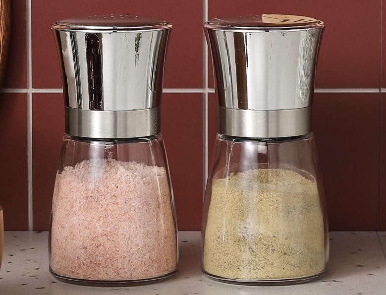 Salero de vidrio de 180 ml con tapa plateada