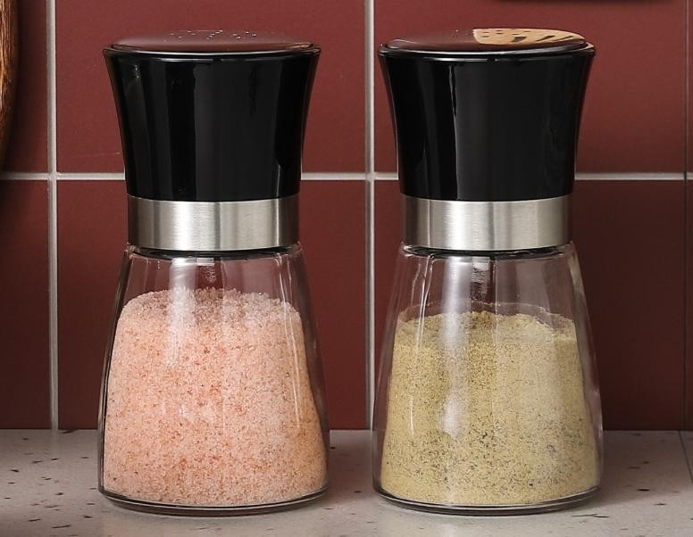 Salero de vidrio de 180 ml con tapa negra