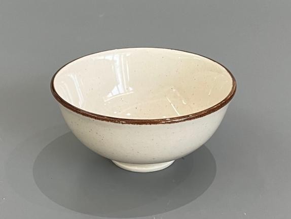 Bowl de porcelana con borde café de 12 x 12 x 6 cm