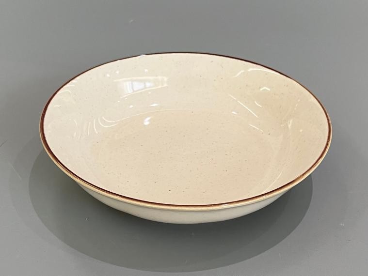 Plato hondo de porcelana con borde café de 14 x 14 x 3,5 cm