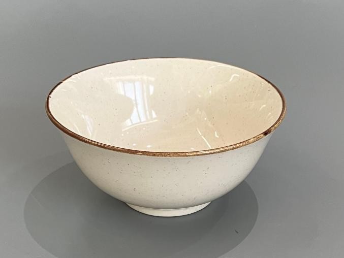 Bowl de porcelana con borde café de 16 x 16 x 7 cm