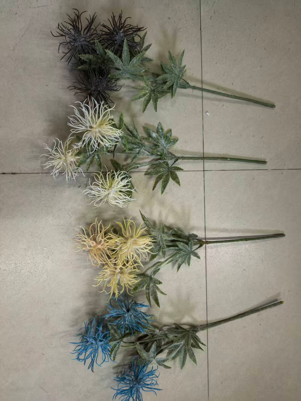 Rama artificial con 3 flores tipo erizo