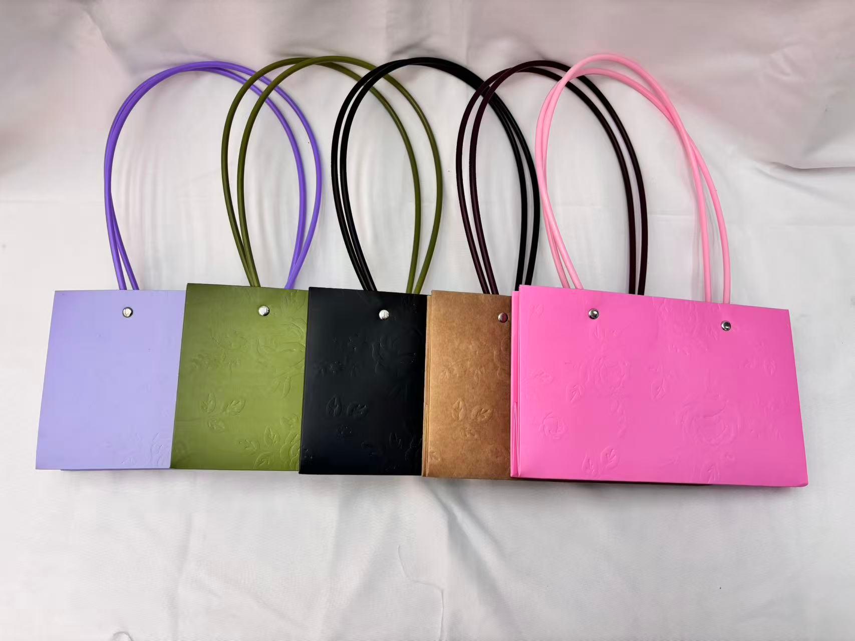 Bolsa para flores con rosas en relieve