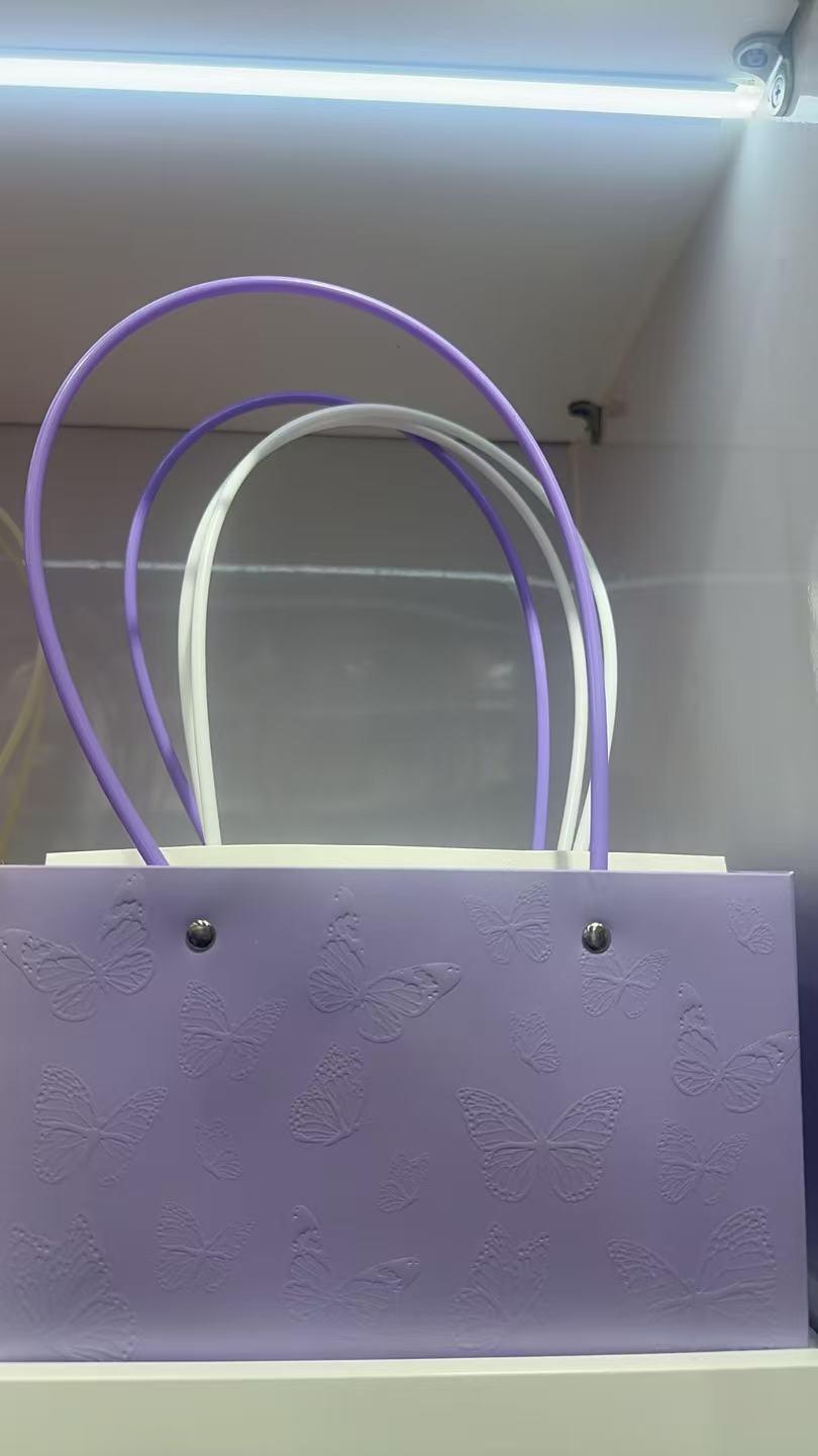 Bolsa para flores con mariposas en relieve