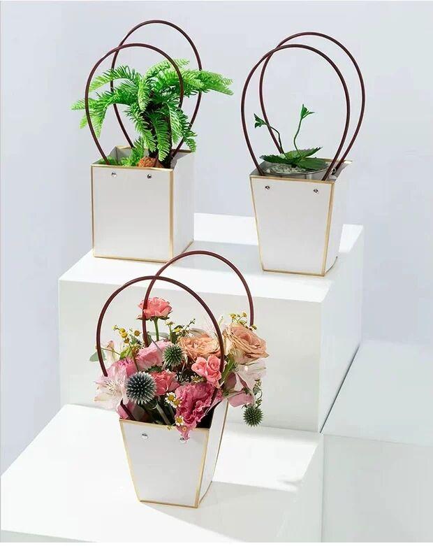 Bolsa trapezoidal para flores con borde dorado