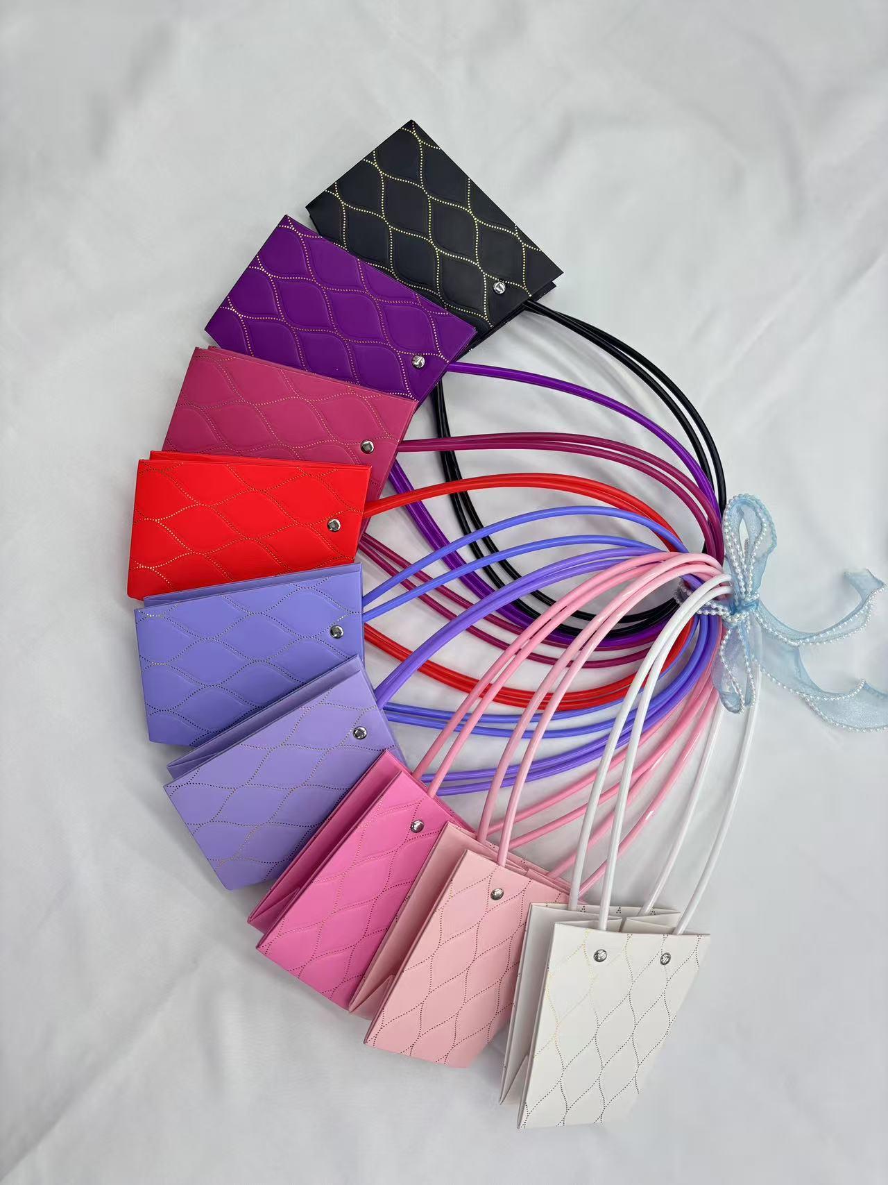 Bolsa trapezoidal para flores con textura de ondas