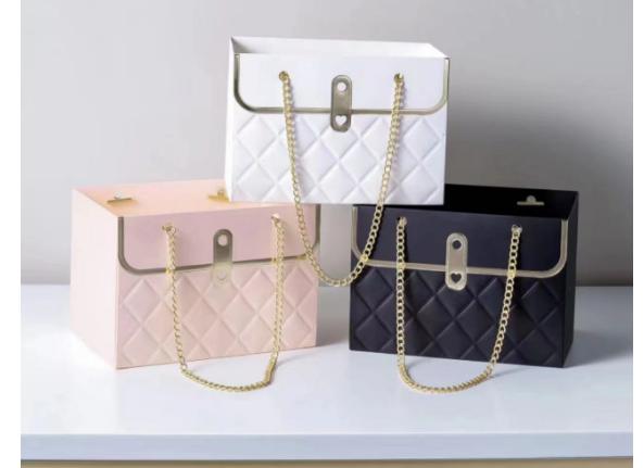 Bolsa grande para flores con cadena y diseño de candado