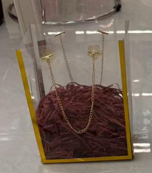 Caja pequeña de PET para flores con cadena y motivo floral