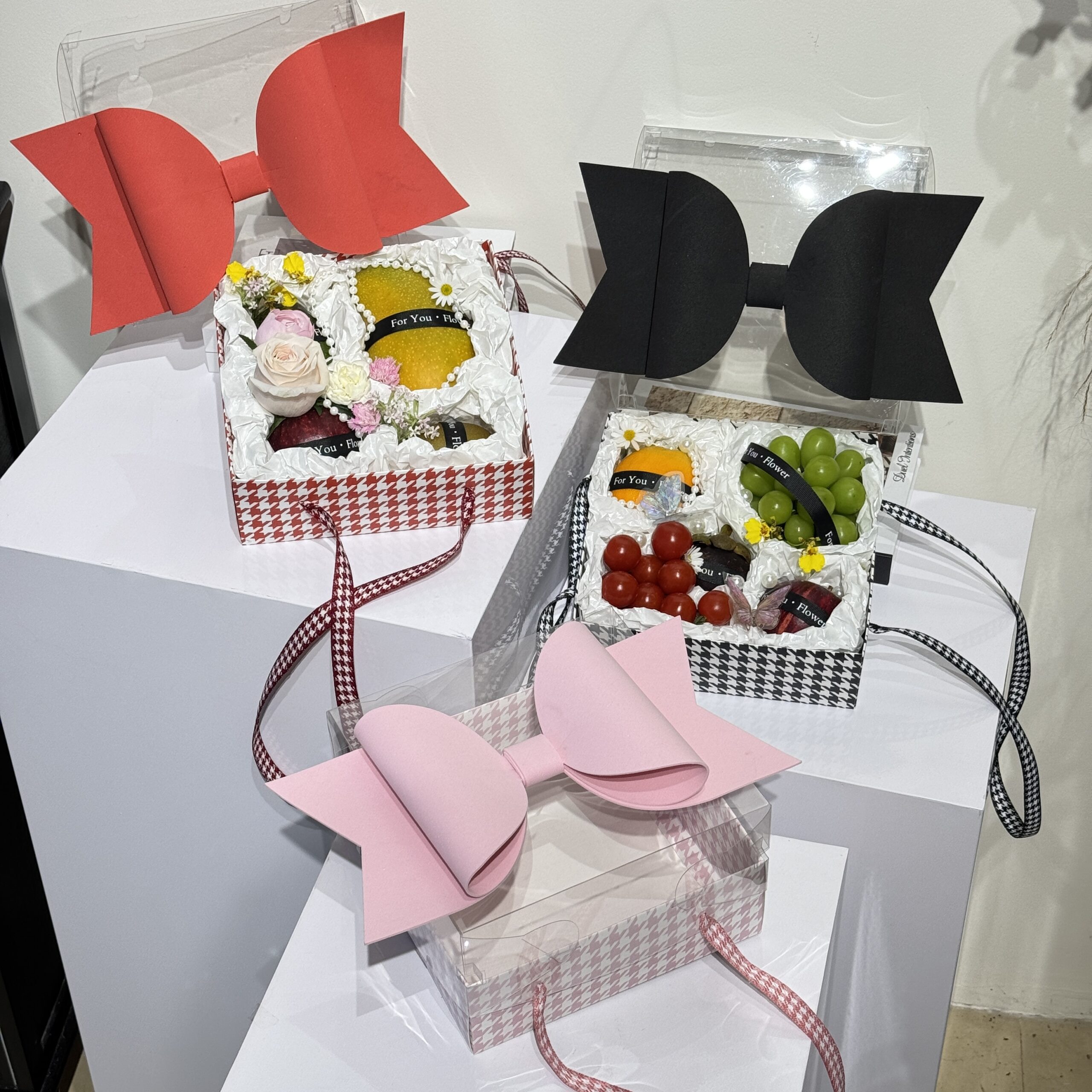 Caja cuadrada para flores con diseño a cuadros
