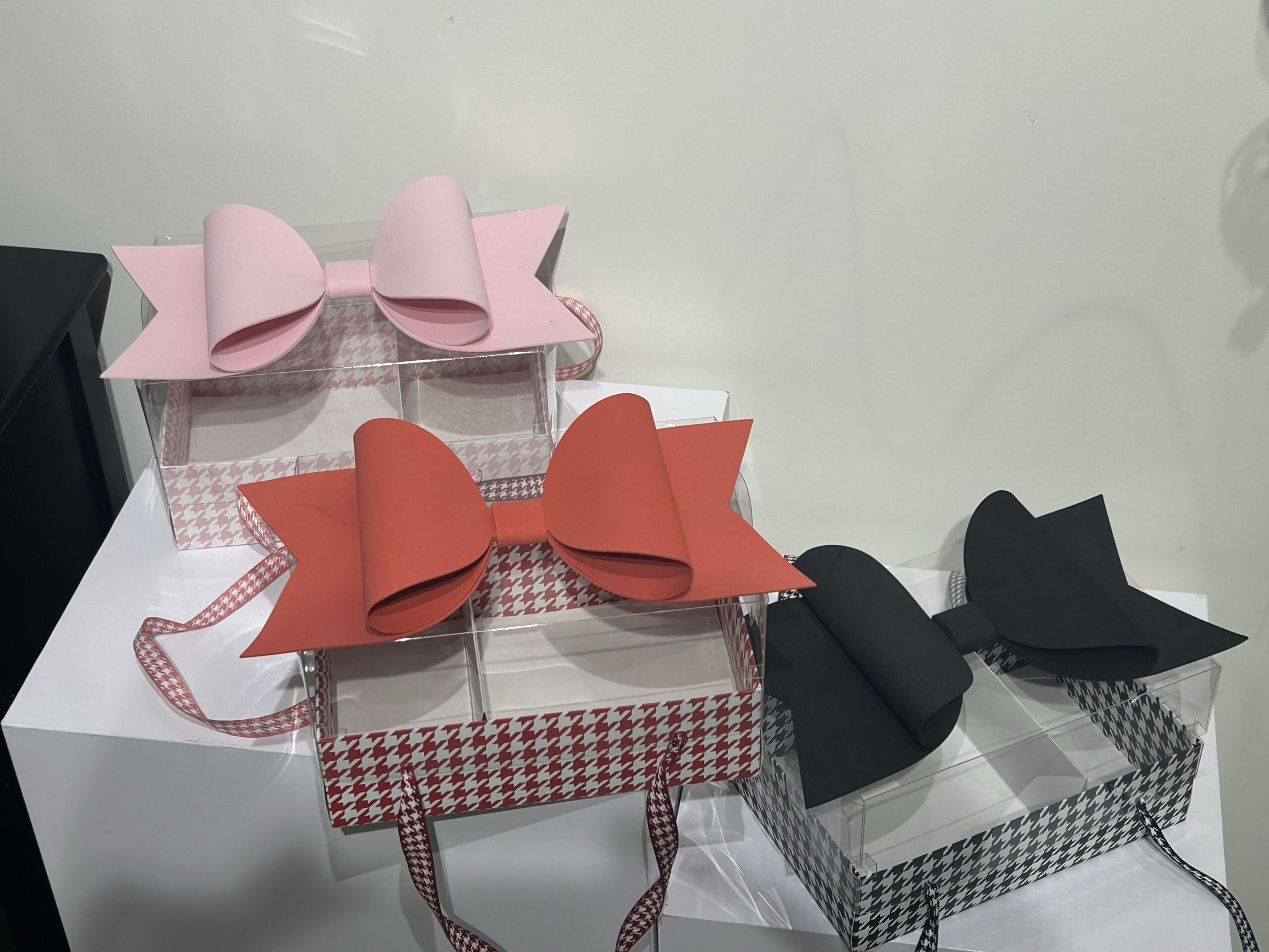 Caja rectangular para flores con diseño a cuadros