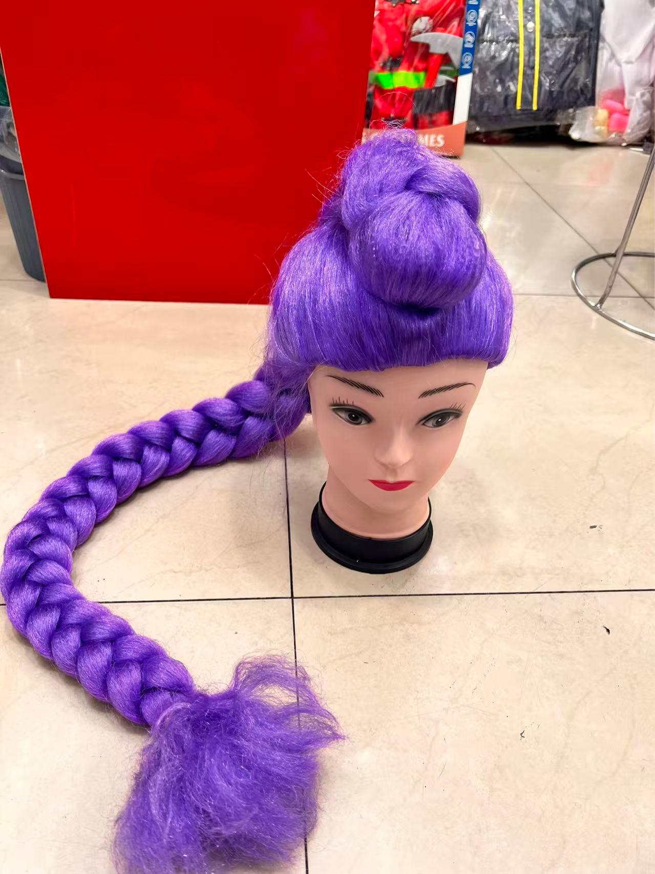 Peluca morada de Rumi con trenza larga