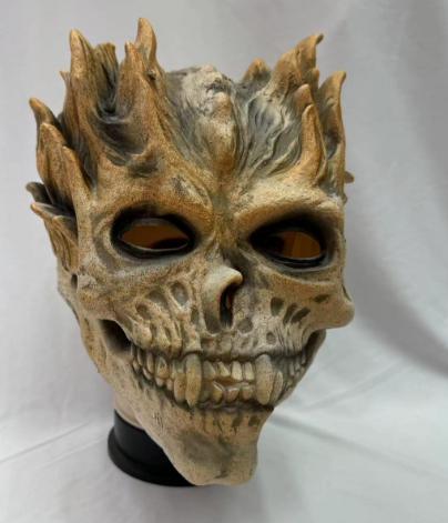 Máscara de calavera de látex con relieves puntiagudos