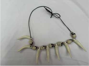 Collar de calaveras y colmillos para disfraces de Halloween