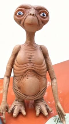 Extraterrestre decorativo de látex con ojos grandes