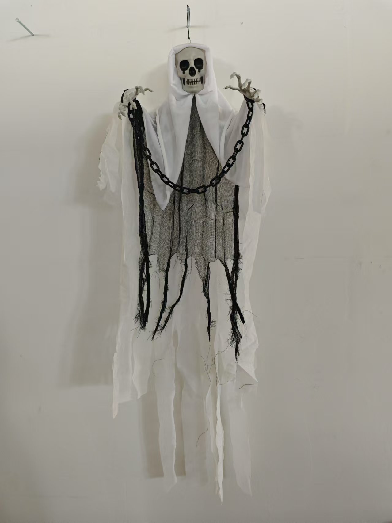 Fantasma colgante blanco con cadenas, luz y música