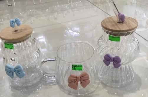 Vaso rosado con lazo y relieve de líneas verticales