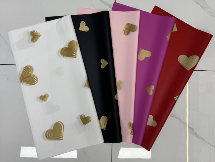 Papel para envolver flores con corazones dorados