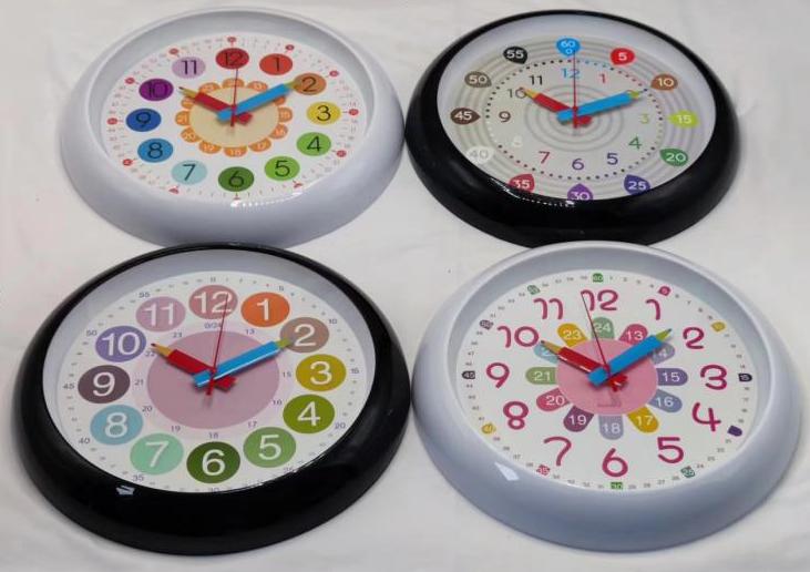 Reloj de pared con números de colores XH-749CZ