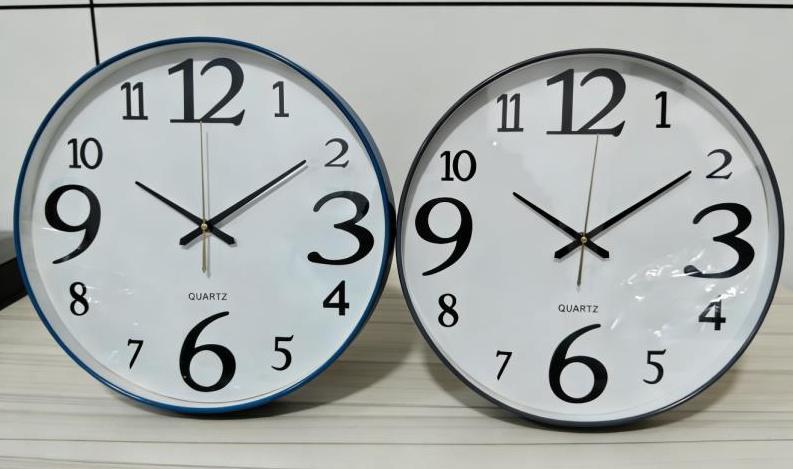 Reloj de pared con números grandes XH-6635-3 de 35 cm