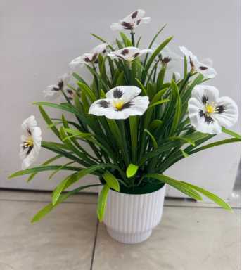 Arreglo floral decorativo en macetero