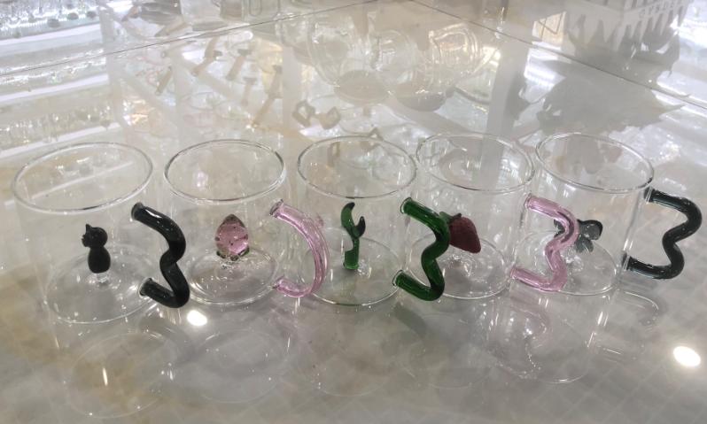 Taza con diseño de frutilla y asa rosada