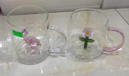 Taza con ave rosada y asa transparente