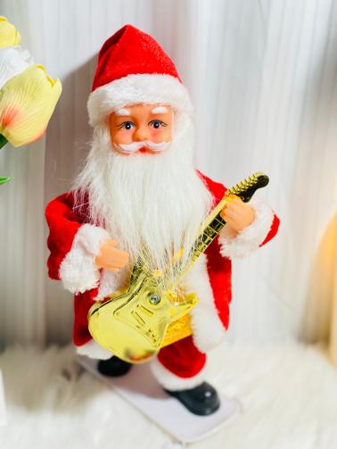 Viejito Pascuero con guitarra y skate FJB2608