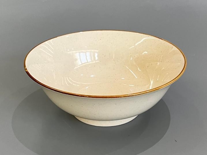 Bowl de porcelana con borde café de 21 x 21 x 8 cm