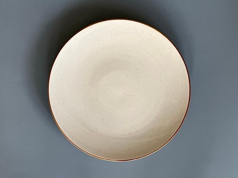 Plato llano de porcelana con borde café de 22 x 22 x 2 cm