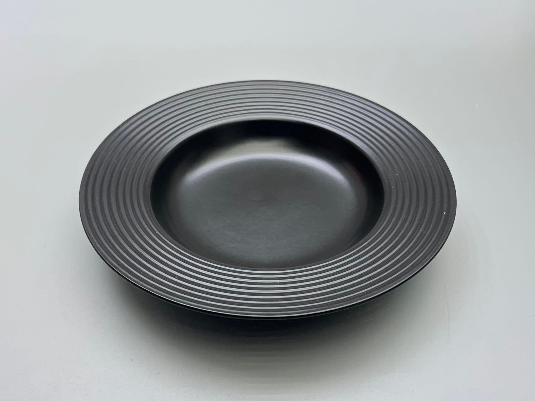 Plato hondo de porcelana en color negro de 20 x 4 cm