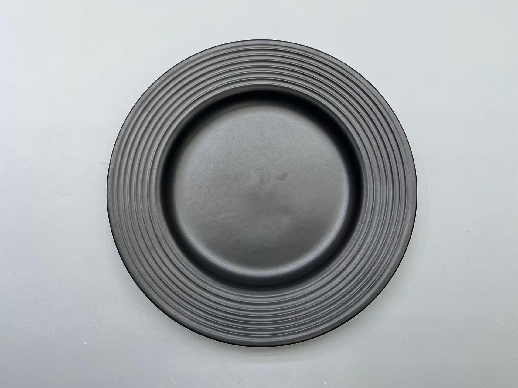 Plato de postre de porcelana en color negro de 21,5 x 2,5 cm