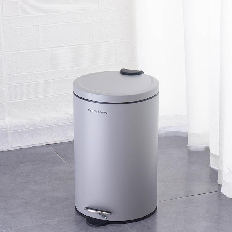 Basurero gris cilíndrico con pedal y tapa