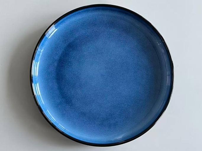 Plato de fondo de porcelana con interior azul de 25 x 25 x 3 cm