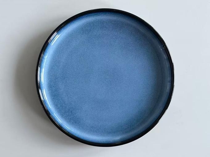 Plato de postre de porcelana con interior azul de 20 x 20 x 2 cm