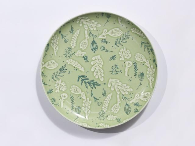 Plato de fondo de porcelana con hojas decorativas de 27 x 3 cm