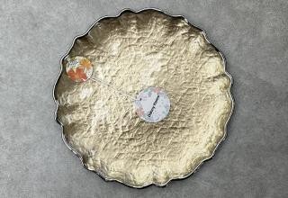 Plato llano de vidrio con acabado dorado ondulado de 27,5 x 2 cm