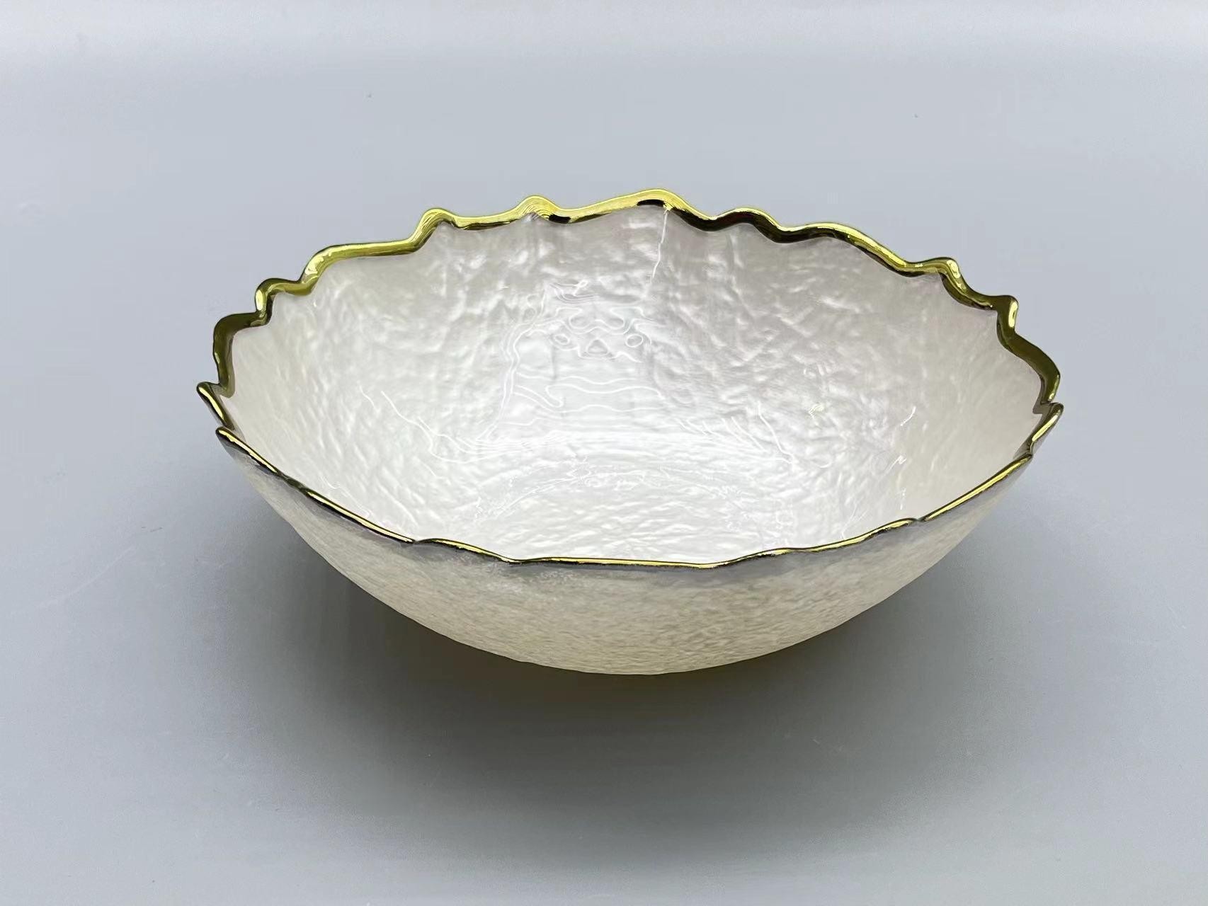 Ensaladera de vidrio con borde ondulado dorado de 25 x 10 cm