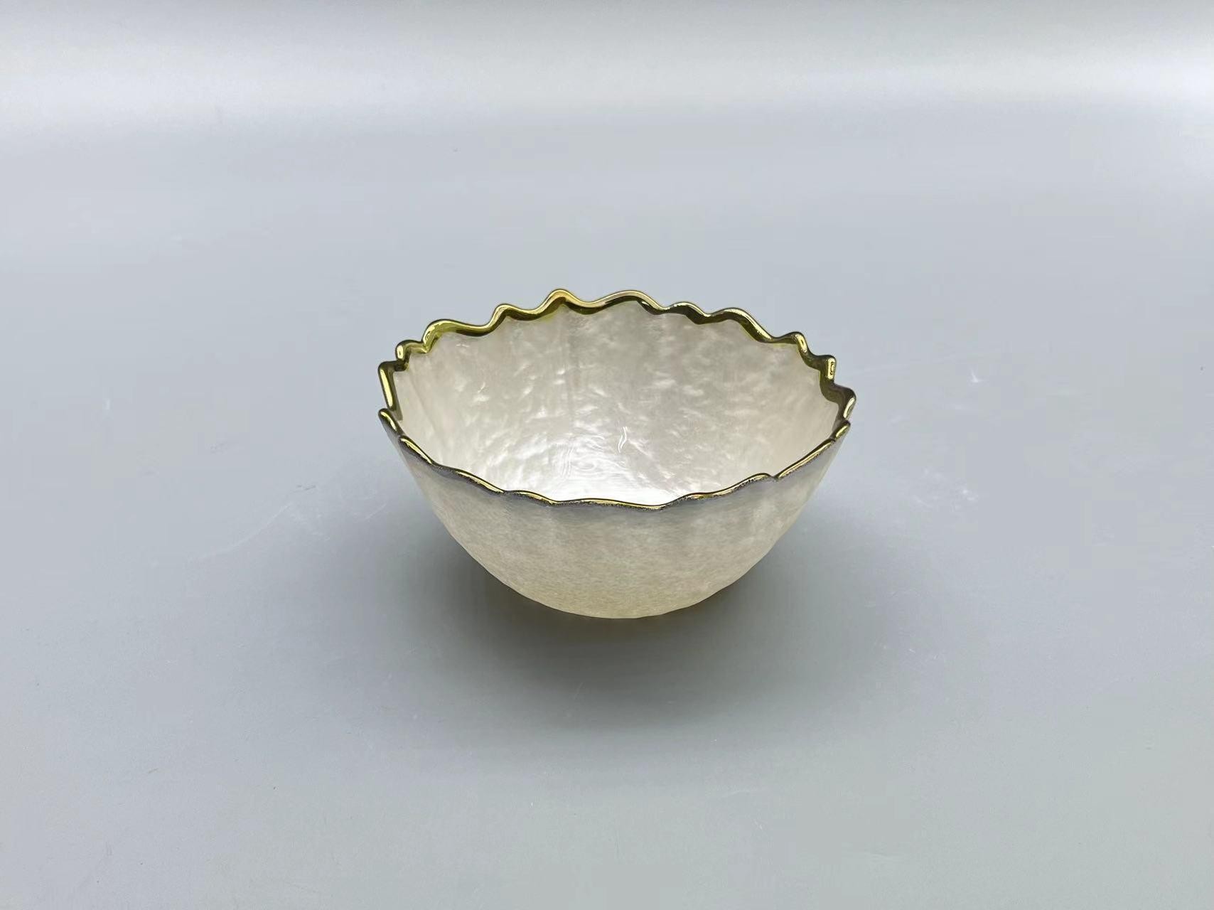 Bowl de vidrio con borde ondulado dorado de 15 x 7 cm