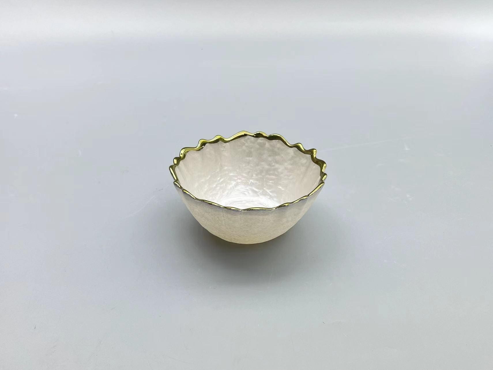 Bowl de vidrio con borde ondulado dorado de 13 x 6 cm