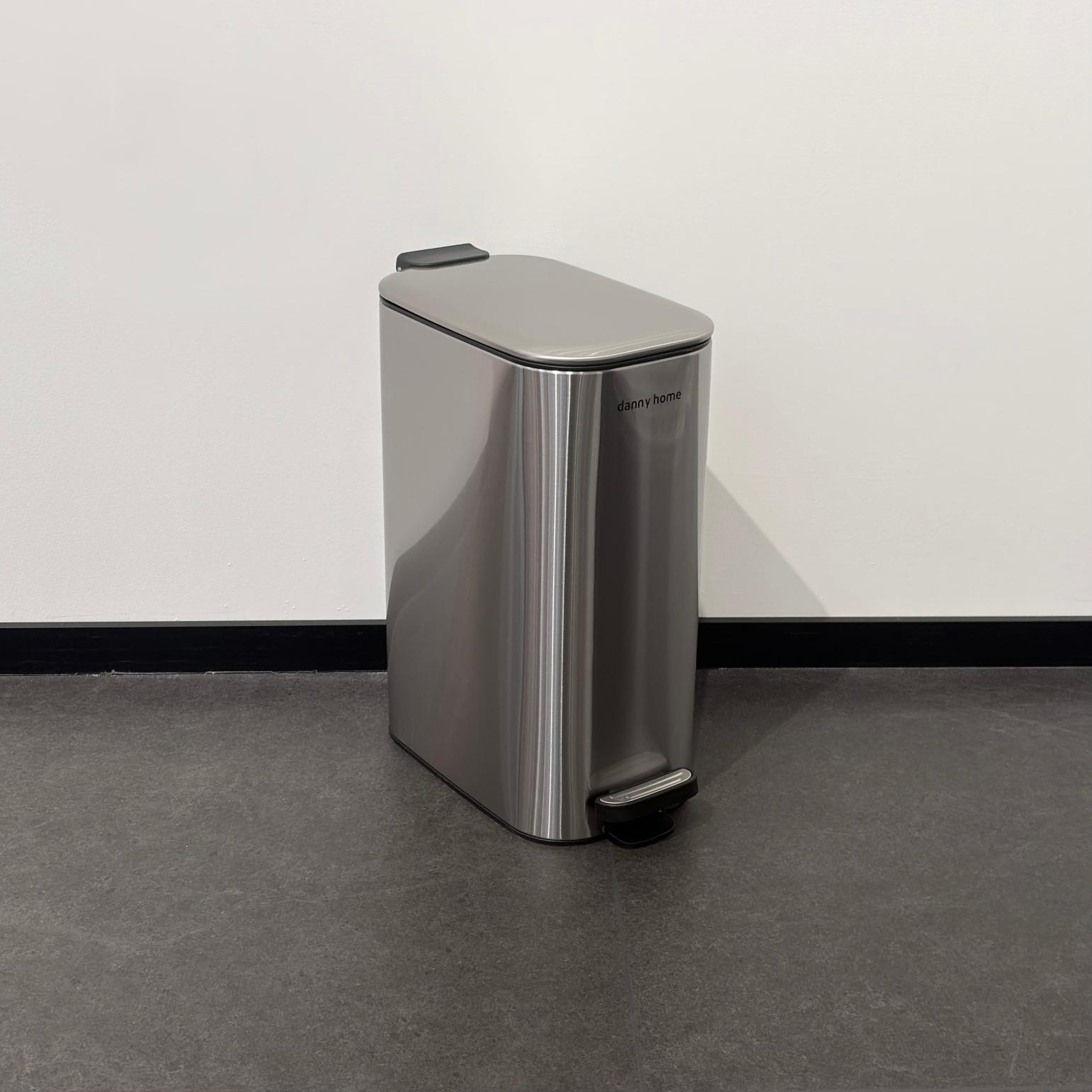 Basurero rectangular con pedal y tapa